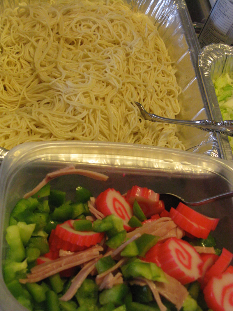 Somen Noodles, fishcake, ham strips,green peppers.