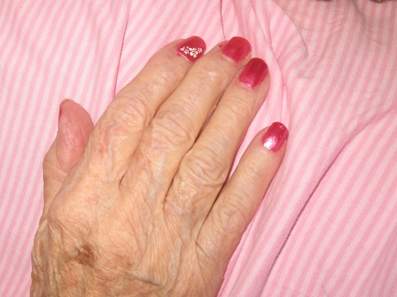 The CNA did mom's nails and toe nails. :-)