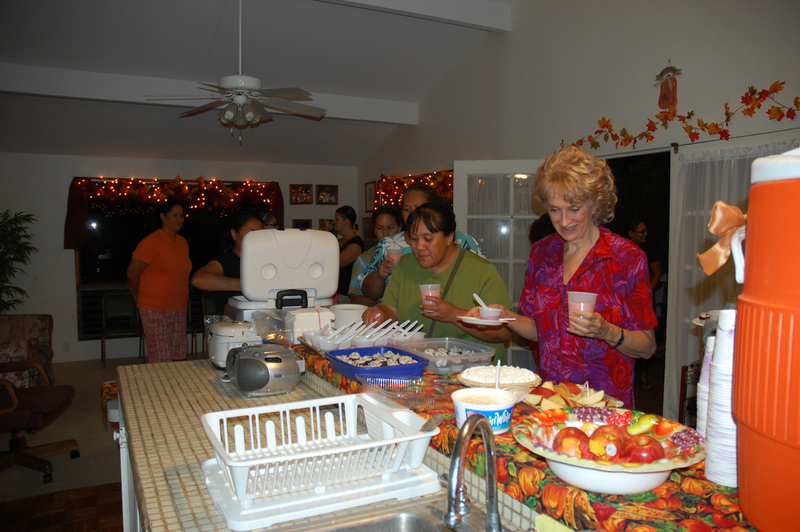 Here come the guests
lining up for food.