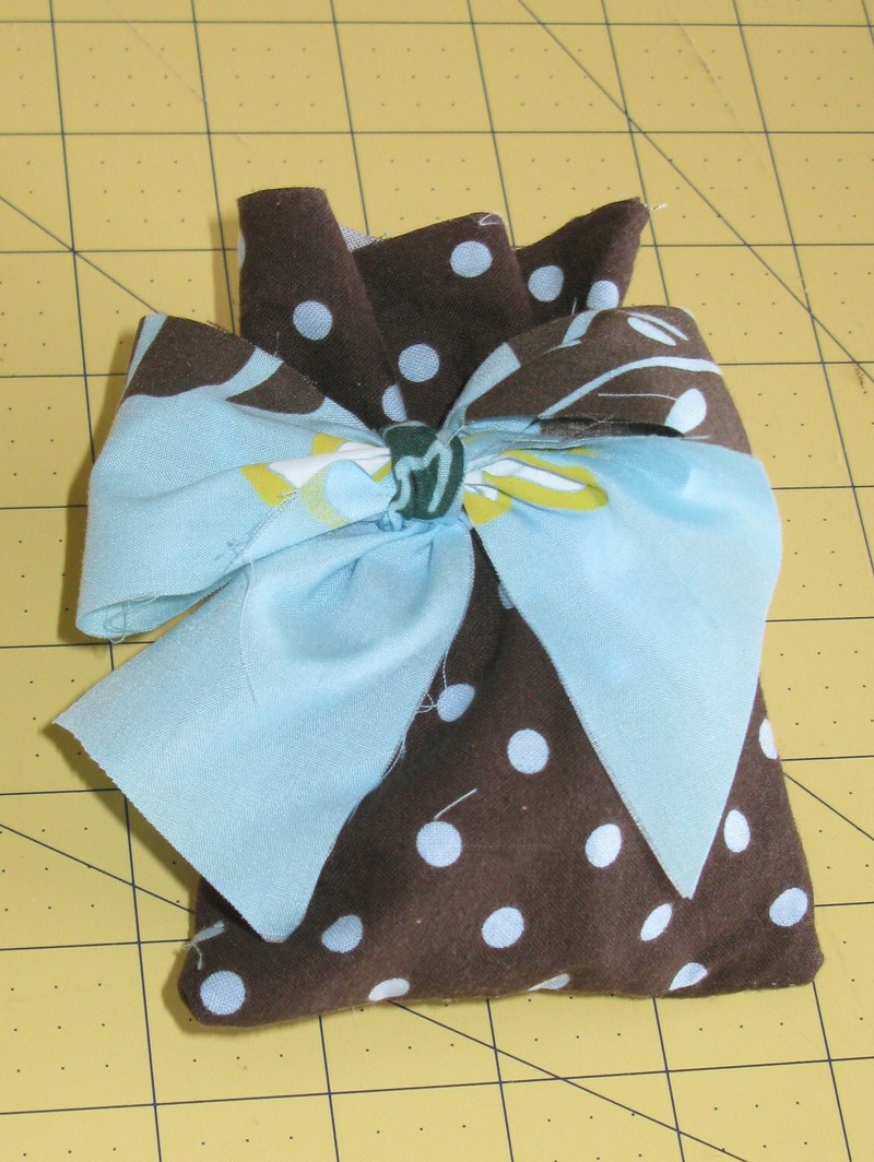 I (Lois) was going to take some treats to a lady and wished I had a gift bag. Then I thought, "I can make one" so within 10 minutes it was made, filled, and a "bow" attached. Way cool. I like this liberation.