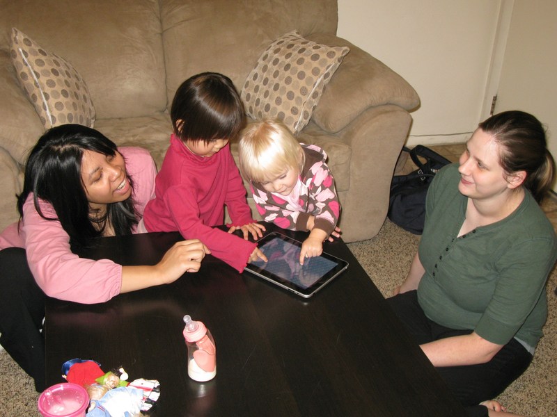 Lois showed the little ones the "bubble" game.