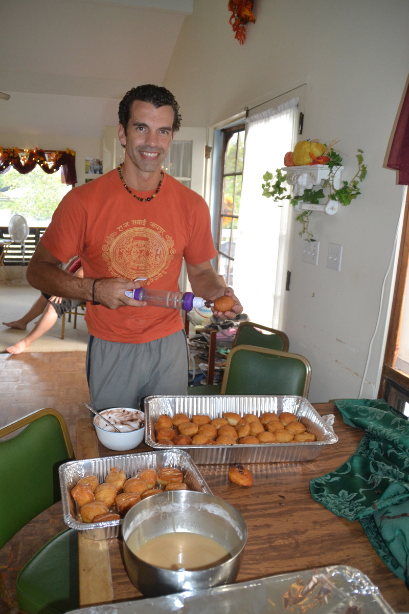 Shaun Parry filling the Fakey Malasadas with Red Bean Paste, which he then took to a Japanese dinner and they loved them.