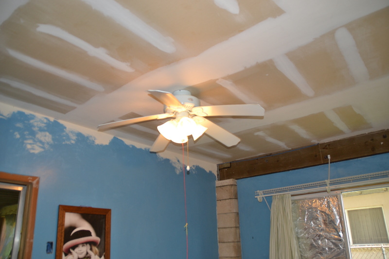 There's a fan and light on the ceiling.