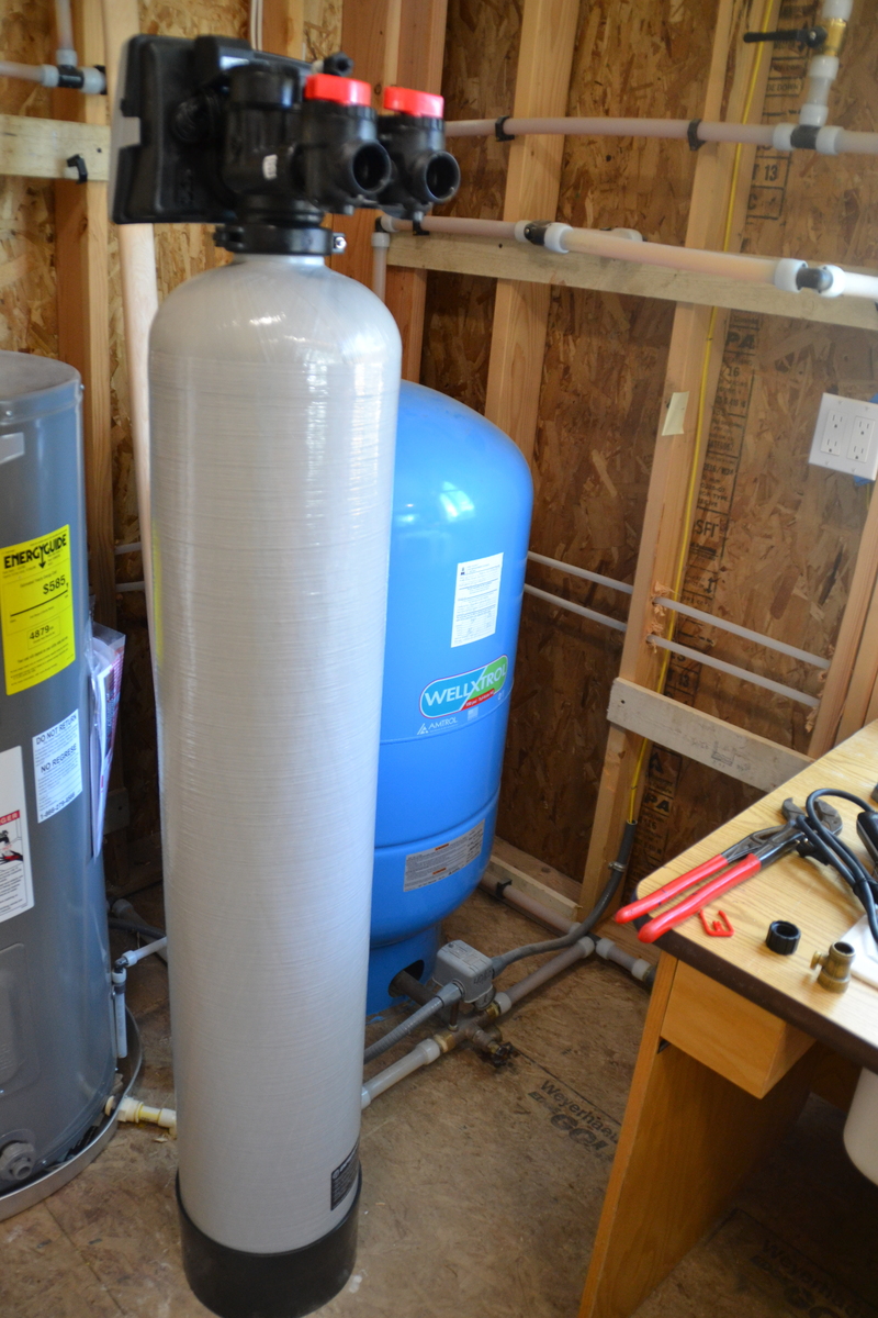 The new filter goes between the bladder and the sink table.