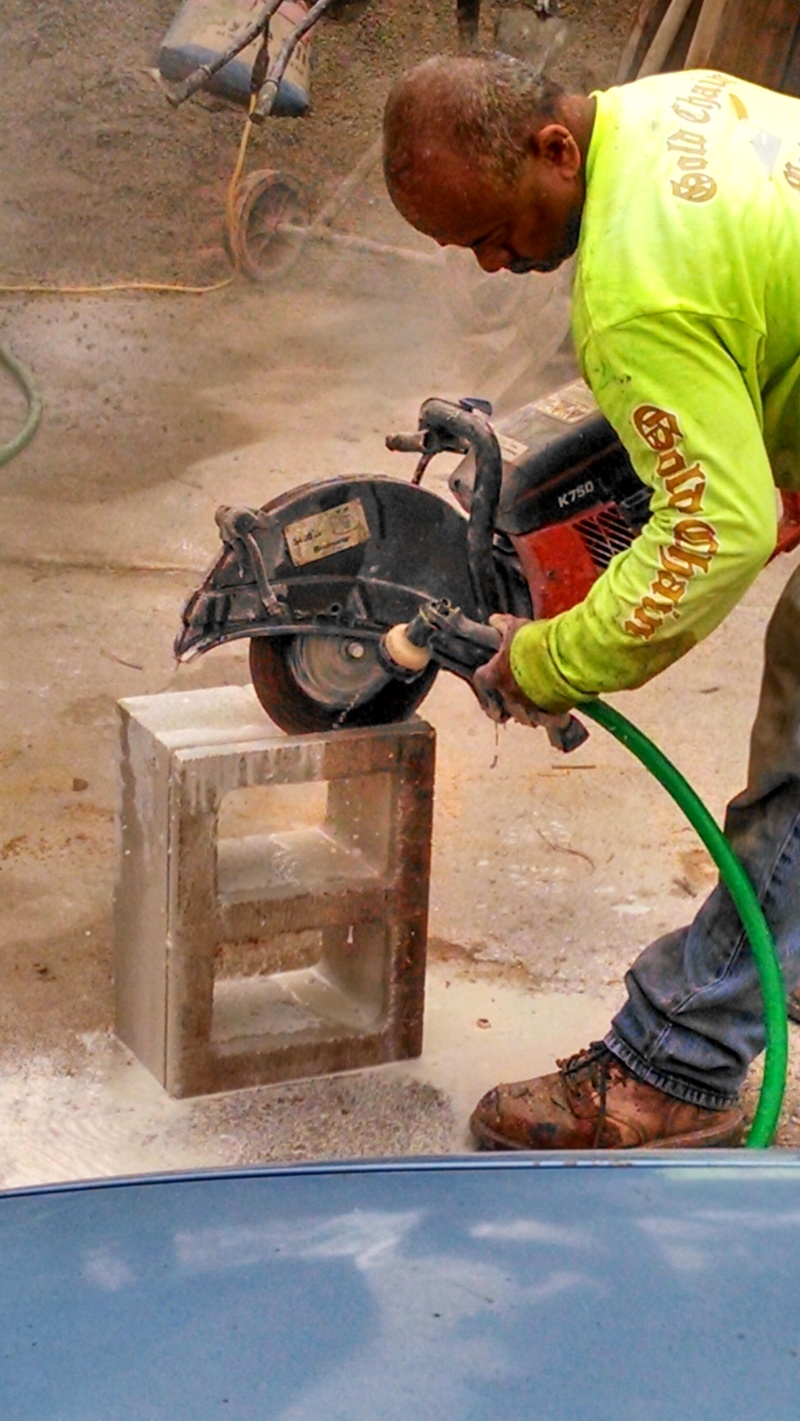 Cutting the top block for the SW pillar.