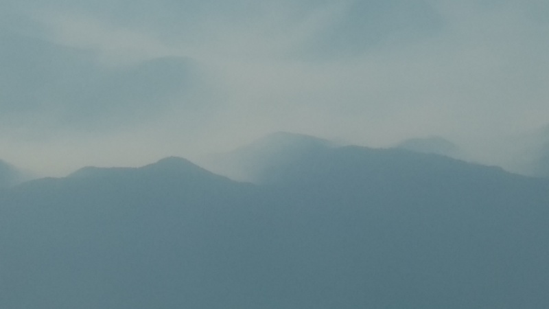 Smoke in the hills SE of Eugene. Lois thought it was clouds until after she landed and smelled the smoke. This fire is called Rebel.