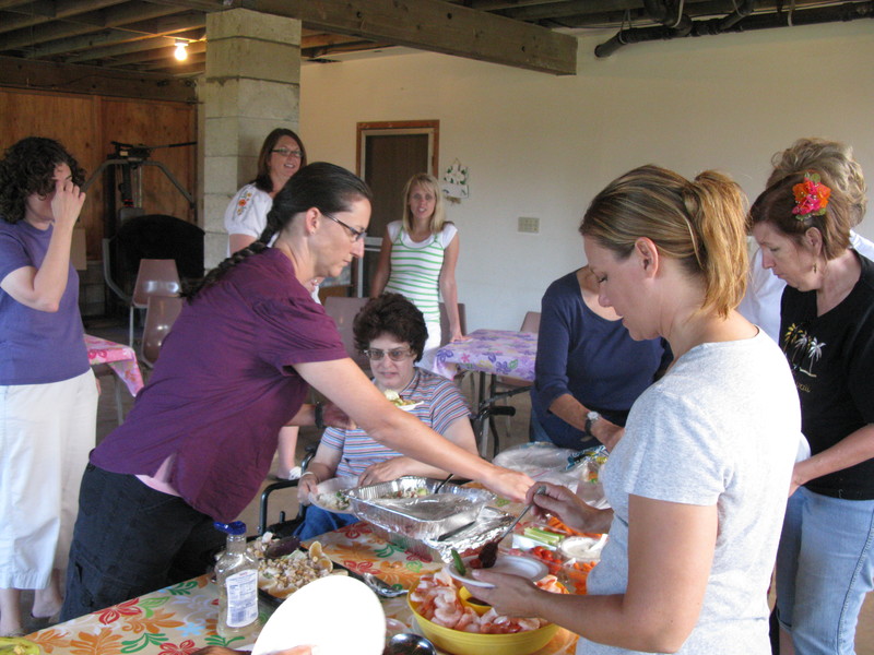 The Progressive Dinner started at Lois Colton's home. As you go through the pictures, some of them are fuzzy. Sorry. Night drew nigh. :-)
