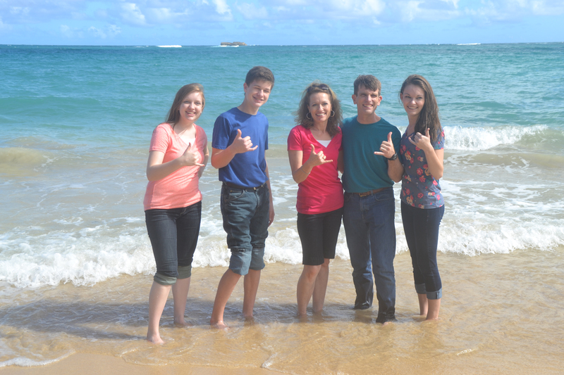 Shaka: Ashton, Hyrum, Sharon, Troy, Andrea, at Hukilau Beach