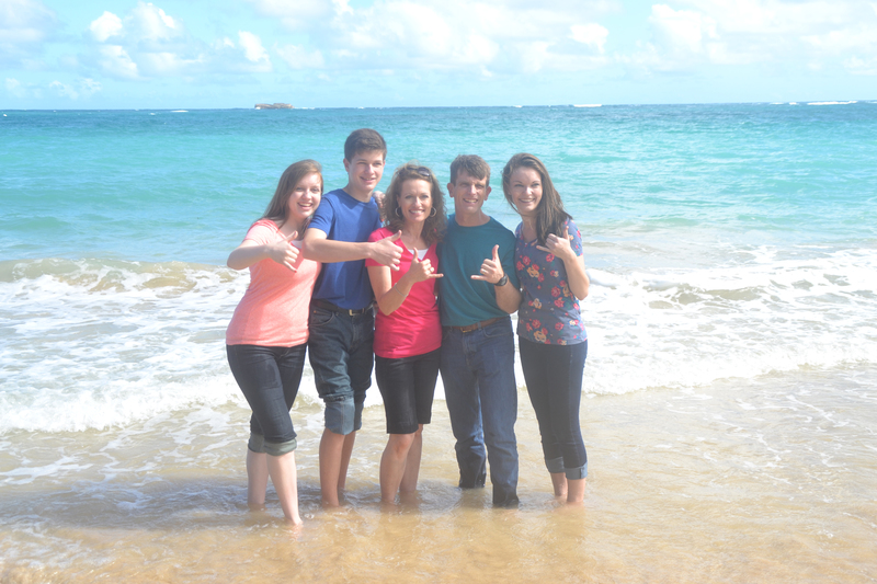 Shaka: Ashton, Hyrum, Sharon, Troy, Andrea, at Hukilau Beach