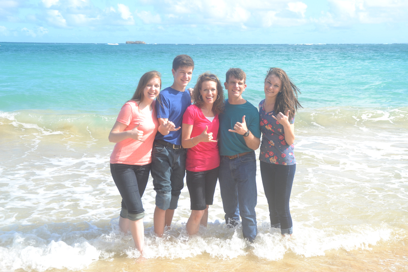 Shaka: Ashton, Hyrum, Sharon, Troy, Andrea, at Hukilau Beach