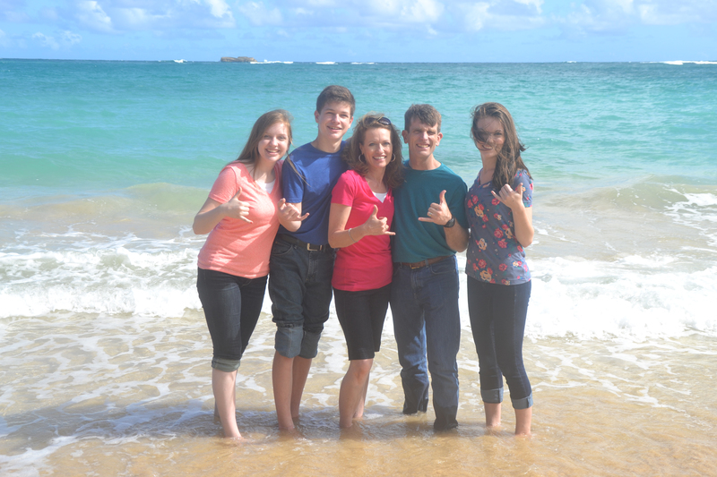 Shaka: Ashton, Hyrum, Sharon, Troy, Andrea, at Hukilau Beach
